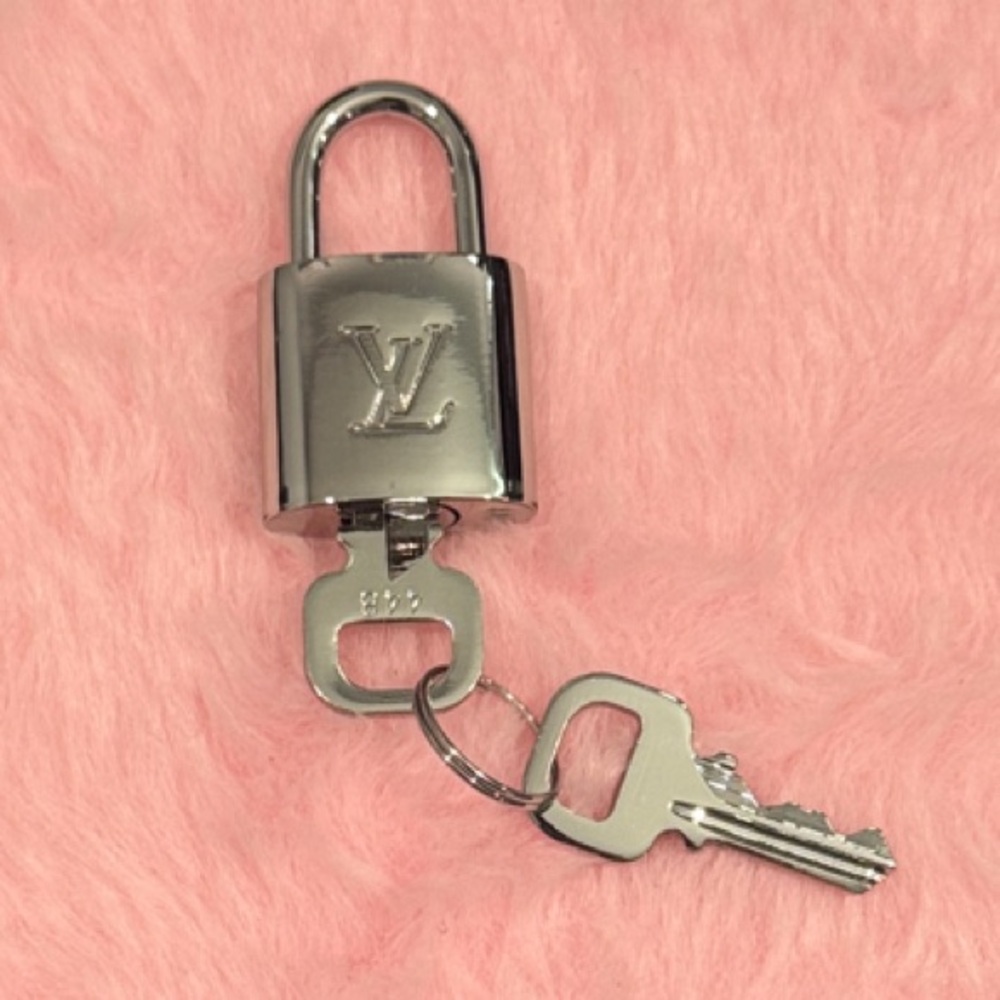 Louis Vuitton EXTREMELY RARE WITH COA Silver Padlock and Key Set 448
